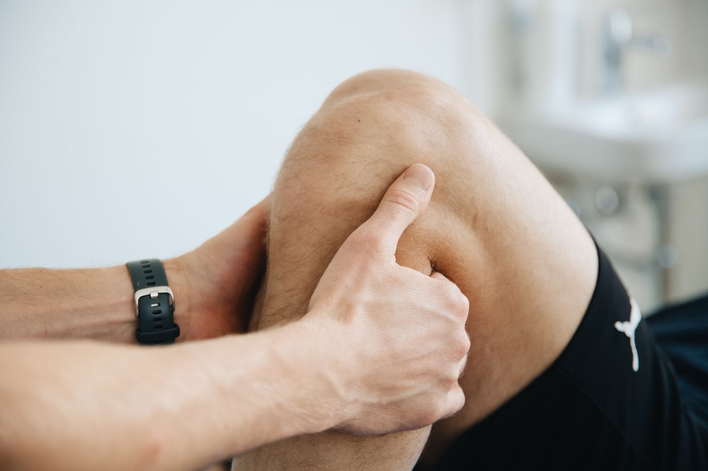 Masaje terapéutico en la rodilla